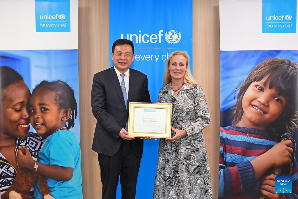 [PHOTO shows Kitty van der Heijden, deputy executive director of UNICEF, and President of Xinhua News Agency Fu Hua. (Xinhua)]