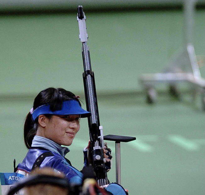 (PHOTO shows Chinese Du Li looks on after winning the first gold medal of the 2004 Olympic Games in Athens, Greece, August 14,2004 - Xinhua)