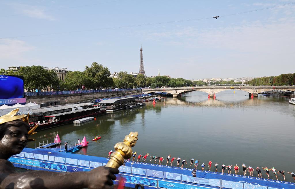 PHOTO shows athletes dive into the River Seine during the men’s individual triathlon at the Paris 2024 Olympic Games in Paris, France, on July 31, 2024. Xinhua