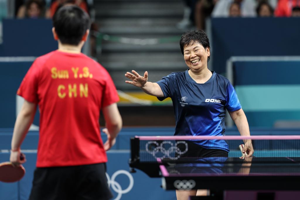 (PHOTO shows Ni (R) greets Sun during their match. Xinhua)