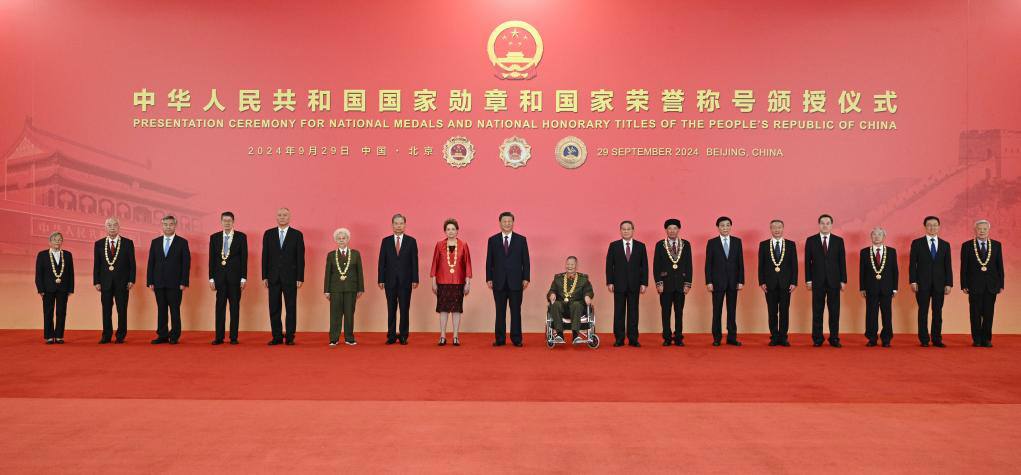 (A group photo shows Chinese President Xi Jinping and other leaders during the presentation ceremony for national medals and national honorary titles of the People's Republic of China was held at the Great Hall of the People in Beijing on Sunday. (Xinhua/Li Xueren)